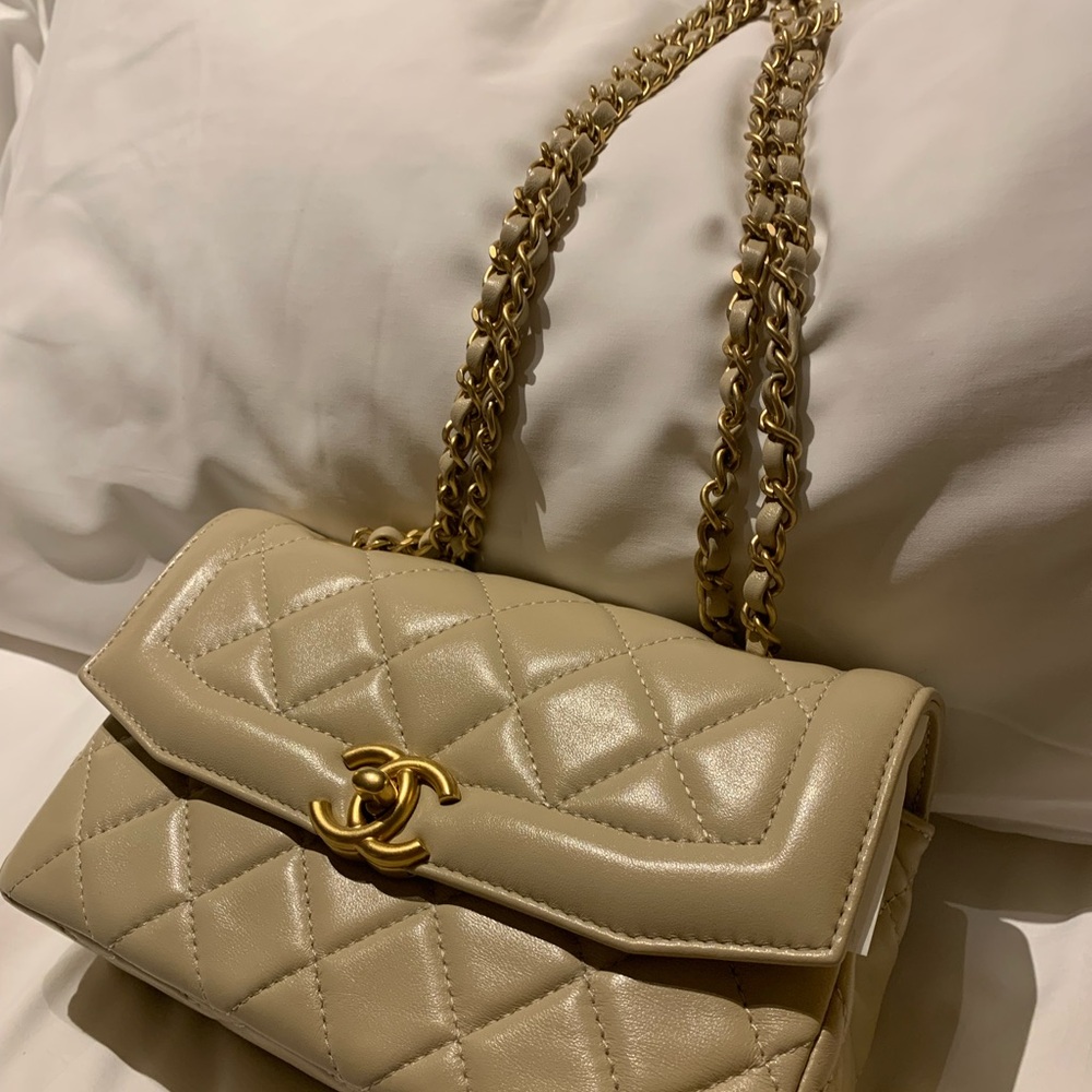 Absolutely stunning authentic, rare nude Chanel purse, with zipper and pockets